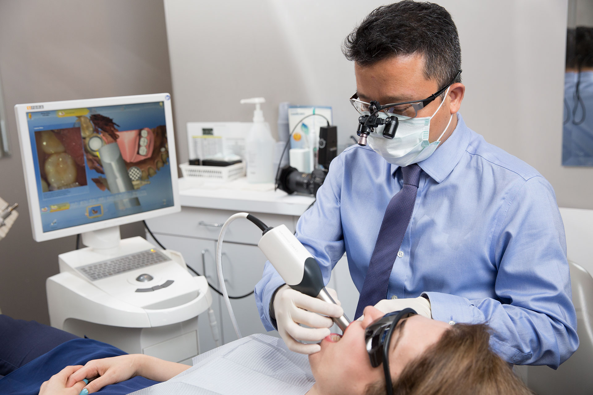 Dr. Ming Liu using CEREC digital scanning technology